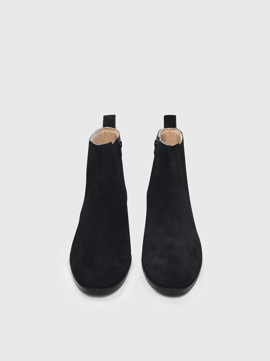 Pair of black boots with a side zip | RNK LUXE