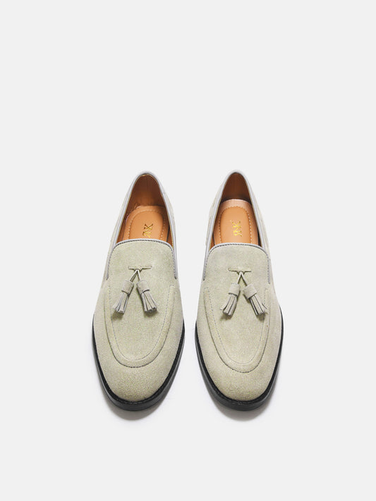 Premium loafers in grey suede leather with tesel on a mid heel 
