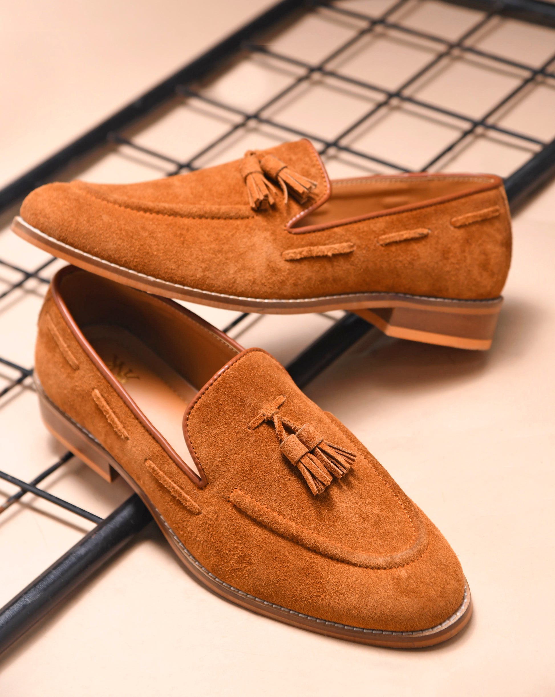 Premium loafers in tan suede leather with tesel on a mid heel