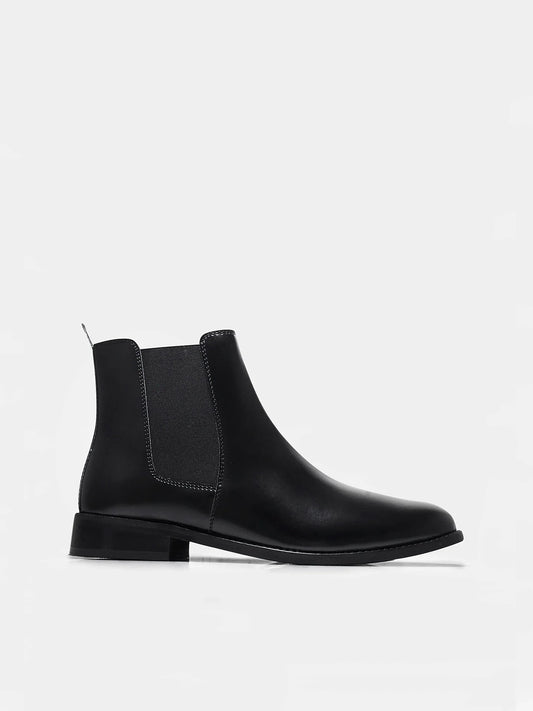 Black Chelsea boot with side elastic and mid heel